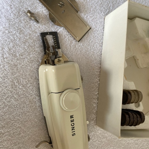 Singer Professional Buttonholer for Slant Needle Zig-Zag Sewing Machines - Picture 7 of 10